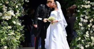 Copertina di Alla regina Elisabetta non piaceva l’abito da sposa di Meghan Markle (da 120mila euro): “Troppo bianco per una divorziata”