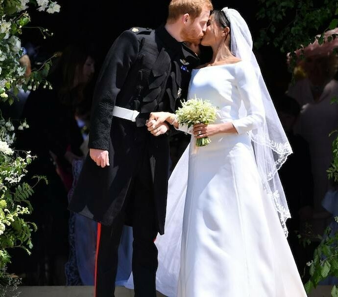 Alla regina Elisabetta non piaceva l’abito da sposa di Meghan Markle (da 120mila euro): “Troppo bianco per una divorziata”