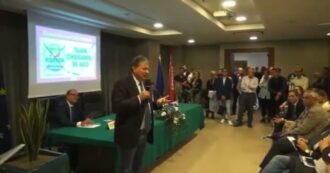 Copertina di “Salvini ogni giorno ne dice una, la politica non sono fesserie”: il senatore di Forza Italia Fazzone attacca il leader della Lega – Video