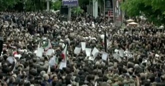 Copertina di Iran, a Tabriz migliaia di persone rendono omaggio al presidente Raisi