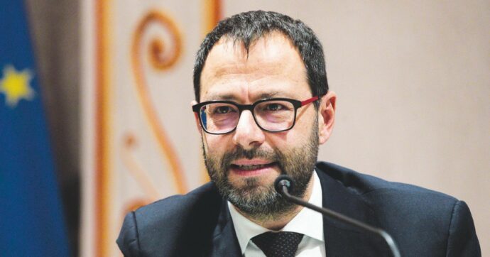Stefano Patuanelli: “Da Gentiloni bugie che aiutano la destra, il Pd doveva chiarire”