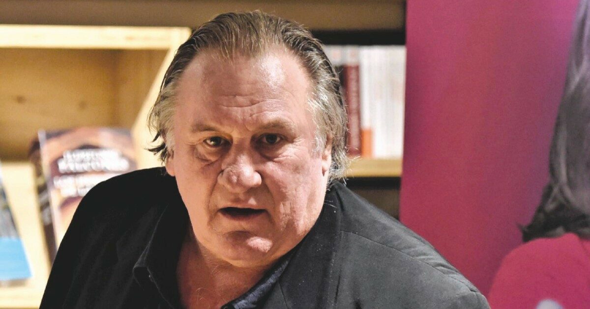 “Gerard Depardieu va processato per lo stupro su Charlotte Arnould avvenuto nel 2018”: è la decisione della procura di Parigi