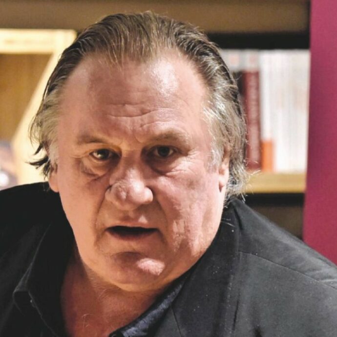 “Gerard Depardieu va processato per lo stupro su Charlotte Arnould avvenuto nel 2018”: è la decisione della procura di Parigi