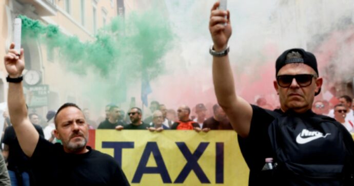 Copertina di Taxi, sciopero a ridosso del voto Fumogeni al corteo di Roma