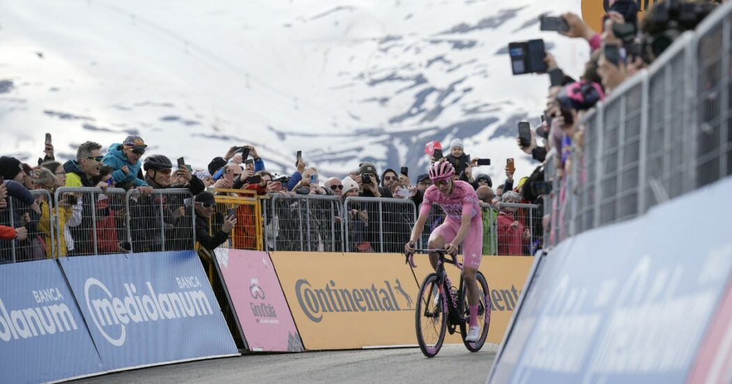 Giro d’Italia, accorciata la 16esima tappa: salta la Cima Coppi per neve e freddo. Pogacar: “Si poteva disegnare meglio, è pericoloso”