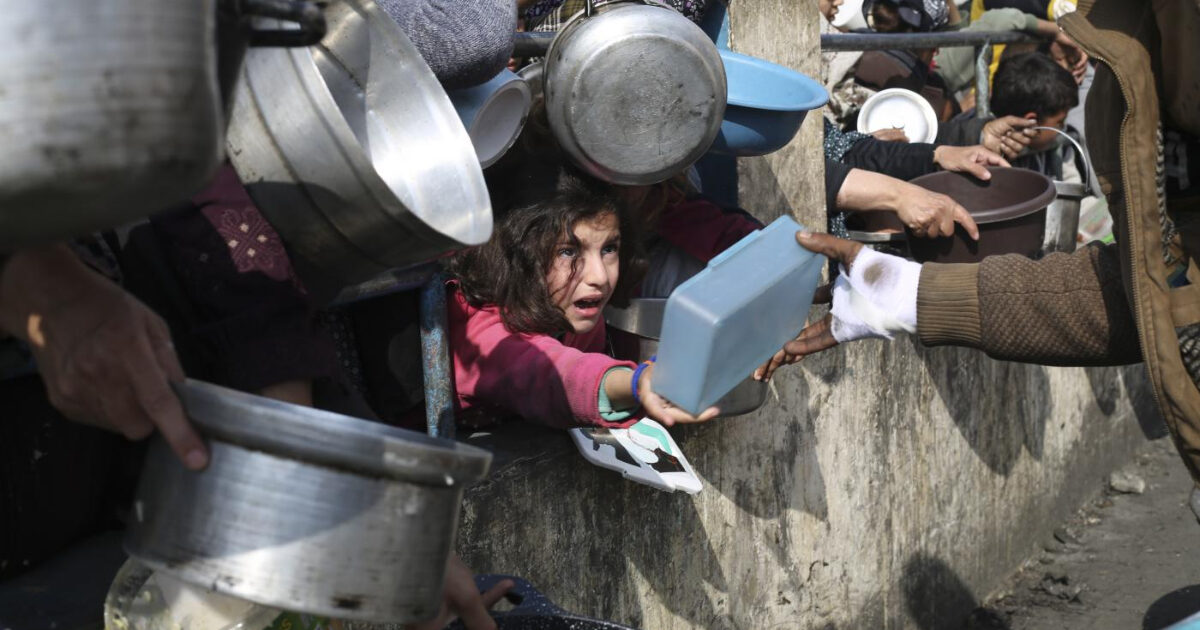 UNRWA interrupts meals distribution: “Too dangerous”.  Guardian: “Trucks blocked with IDF assist”