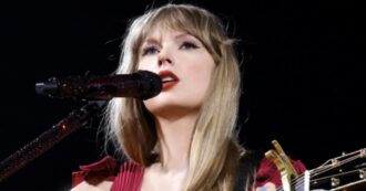 Copertina di “Se eri al concerto di Taylor Swift, fai un tampone”. Allarme Covid dopo i 4 show della popstar