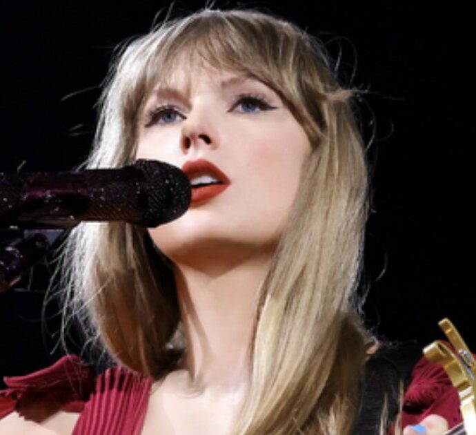 “Se eri al concerto di Taylor Swift, fai un tampone”. Allarme Covid dopo i 4 show della popstar