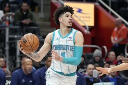 Copertina di Bimbo di 11 anni chiede l’autografo al suo idolo dell’Nba, il campione di basket lo investe con l’auto e gli rompe un piede