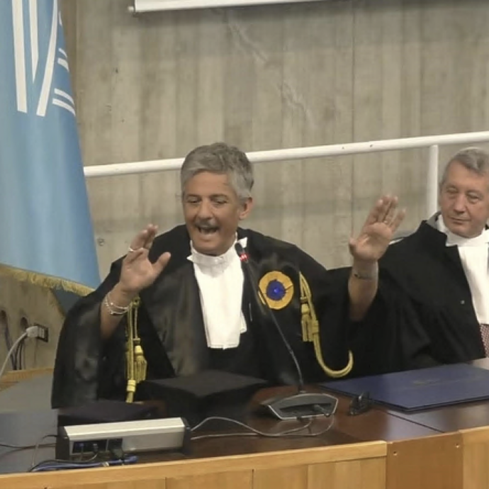 Fiorello riceve il Sigillo di Ateneo dall’Università di Urbino: “Se dovessi rinascere  cercherei di fare entrambe le cose: studiare e lavorare”