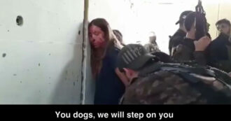 Copertina di La tv israeliana diffonde il video di cinque soldatesse rapite da Hamas: “Cani, vi schiacceremo”