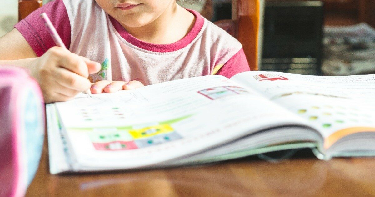 Papà sbalordito dal compito di matematica della figlia: “Troppo difficile anche per un laureato”