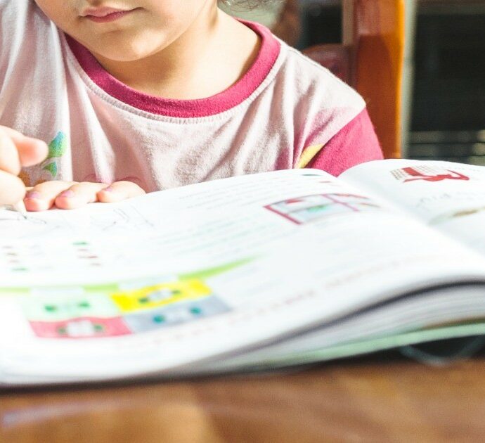 Papà sbalordito dal compito di matematica della figlia: “Troppo difficile anche per un laureato”