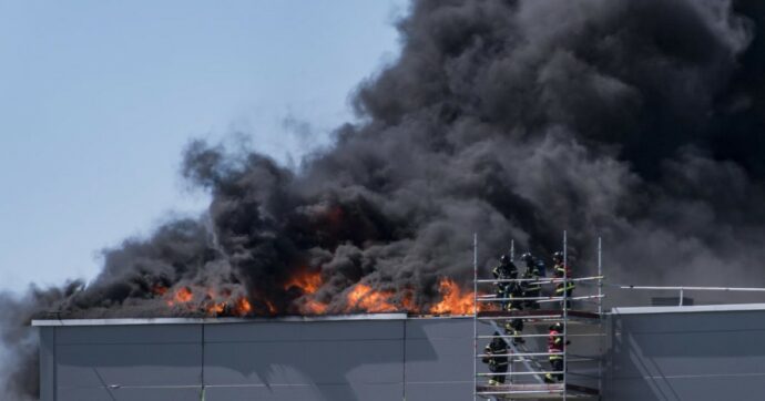 Incendio negli uffici del colosso farmaceutico danese Novo Nordisk a Copenaghen: cento vigili del fuoco sul posto