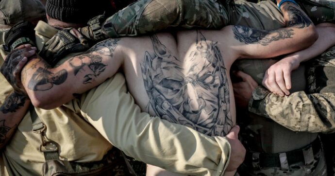 La Germania li caccia, ma la Francia addestra soldati ucraini nazisti