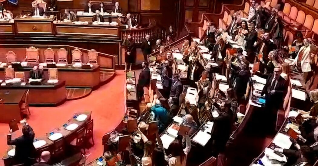 Bagarre al Senato durante la discussione sul premierato: le opposizioni sventolano copie della Costituzione in Aula – Video