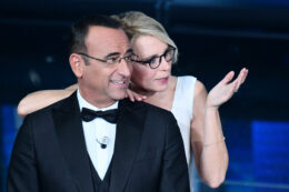 Copertina di Sanremo 2025, salvate il soldato Carlo Conti. Ecco perché può ancora una volta sorprenderci (e non abbiate la memoria corta)