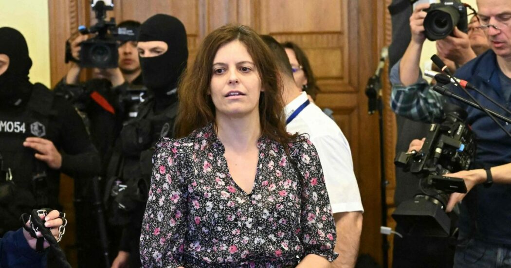 Ilaria Salis è uscita dal carcere: è ai domiciliari a Budapest. Il padre: “Speriamo di vederla finalmente in Italia”