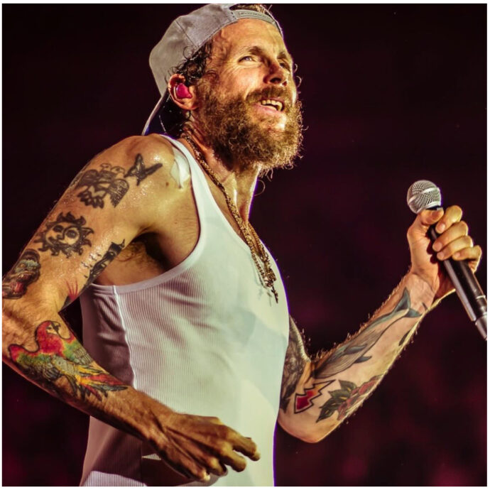 Jovanotti rivede la luce dopo l’incidente in bici, pronto a tornare in tour nel 2025 e presenta il logo di “Pala Jova”: “Ora cominciamo”