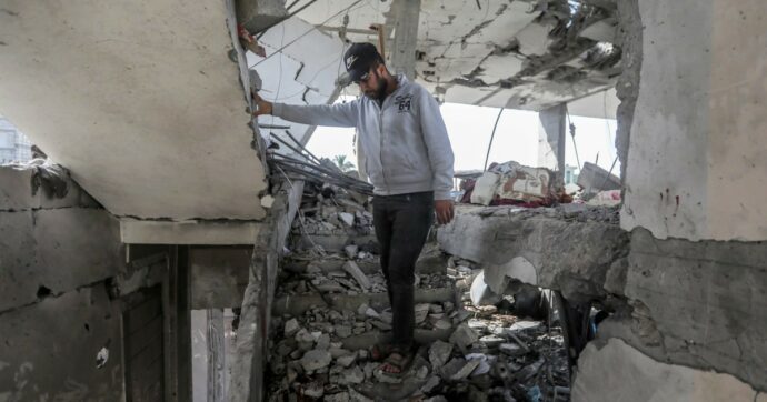 Copertina di La Striscia è rasa al suolo, Hamas resiste