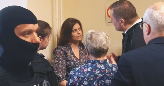 Dopo 15 mesi Ilaria Salis esce dal carcere
