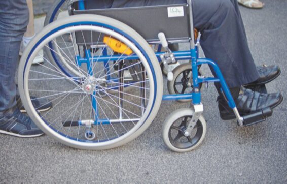 Ischia, la spiaggia per disabili vandalizzata un giorno dopo l’apertura. Il sindaco: “Denunciate subito”