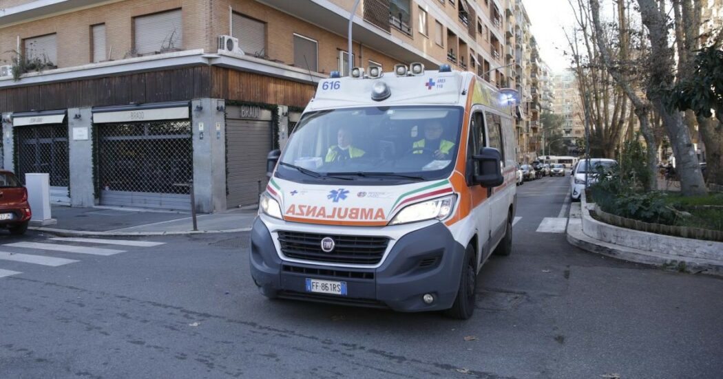 Infermiera soccorre un uomo, lui la violenta in ambulanza nel tragitto verso l’ospedale. Arrestato 55enne