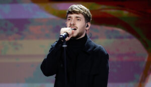 Copertina di Holden: “Sono stato un po’ topo da laboratorio con la musica, ma ora voglio scoprire il mondo che c’è fuori. Il Festival di Sanremo 2025? Vedremo”