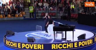 Copertina di Lo show dei Ricchi e Poveri alla convention di Forza Italia: Tajani e Casellati cantano “Sarà perché ti amo”