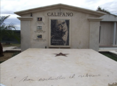 Copertina di Franco Califano, profanata la tomba del cantautore. L’appello degli amici e della famiglia: “È stato rubato l’autografo in bronzo, restituitelo”