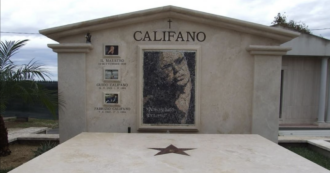 Copertina di Franco Califano, profanata la tomba del cantautore. L’appello degli amici e della famiglia: “È stato rubato l’autografo in bronzo, restituitelo”