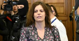 Copertina di Ilaria Salis torna in libertà dopo l’elezione all’Europarlamento: la polizia ungherese le ha tolto il braccialetto elettronico