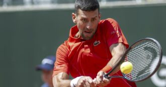 Copertina di Novak Djokovic ko all’ Atp di Ginevra per dei tremori alla mano: “Sono preoccupato”. A rischio il Roland Garros?
