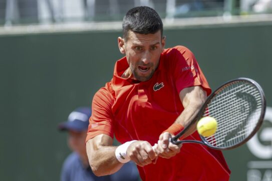 Novak Djokovic ko all’ Atp di Ginevra per dei tremori alla mano: “Sono preoccupato”. A rischio il Roland Garros?