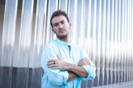 Copertina di Simone Frulio, lo stilista di Fiorello, Amici e Mare Fuori si racconta a FqMagazine: “Per ‘Fiore’ ho creato una giacca con tutti i miei pupazzi di infanzia. Sogno di vestire Laura Pausini”