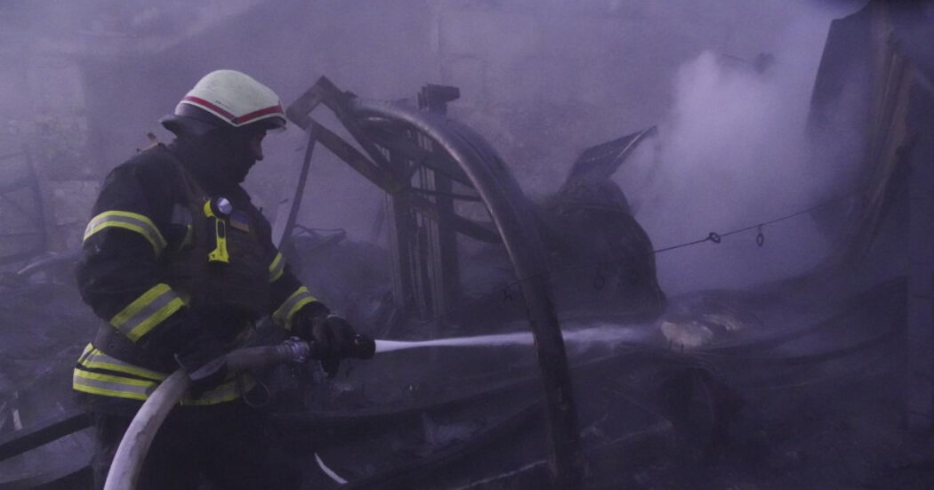Ucraina, colpito ipermercato a Kharkiv. Zelensky: “All’interno potrebbero esserci 200 persone”
