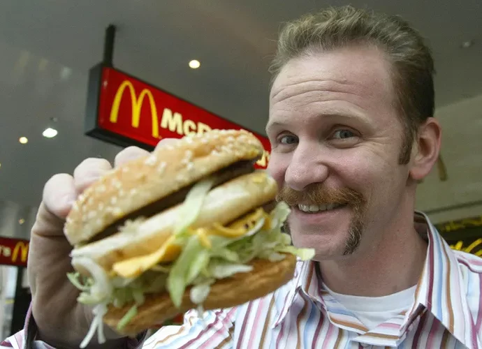 Morto di cancro Morgan Spurlock: mangiò per un mese da McDonald’s e raccontò gli effetti nel documentario Super Size Me. Aveva 53 anni