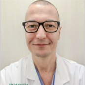 Copertina di Morto a 56 anni Paolo Spada, il chirurgo divenuto una star dei social con le sue “Pillole di ottimismo” durante la pandemia