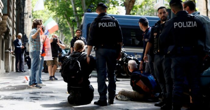 Copertina di A Roma il sit-in di Ultima Generazione: “Giornalisti in cella, è oppressione”