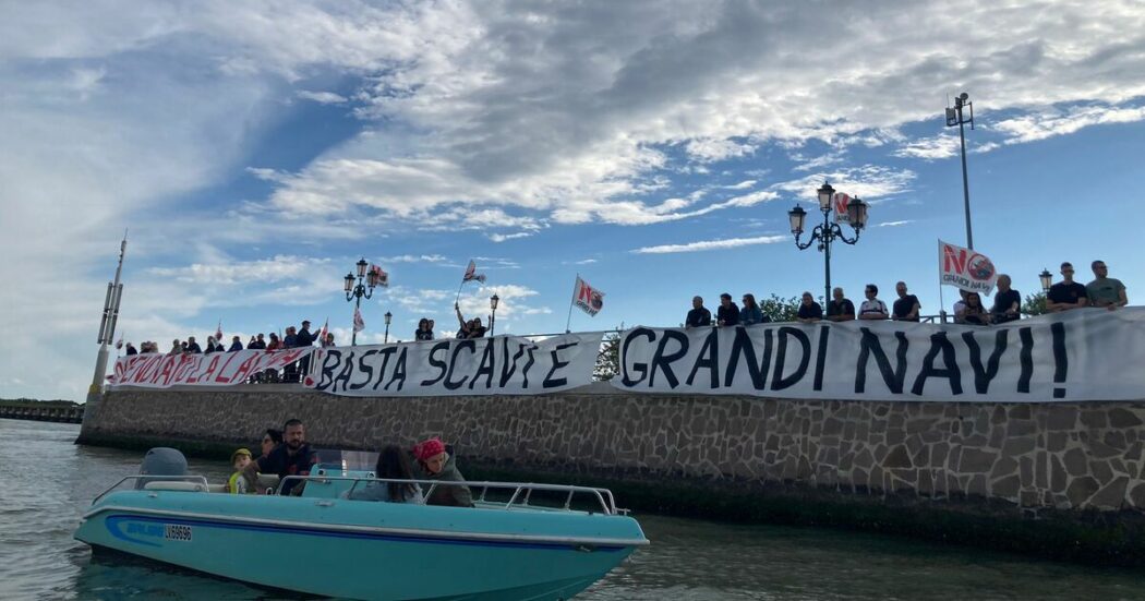 “No Grandi Navi”: a Venezia torna la protesta contro il terminal in costruzione a Marghera