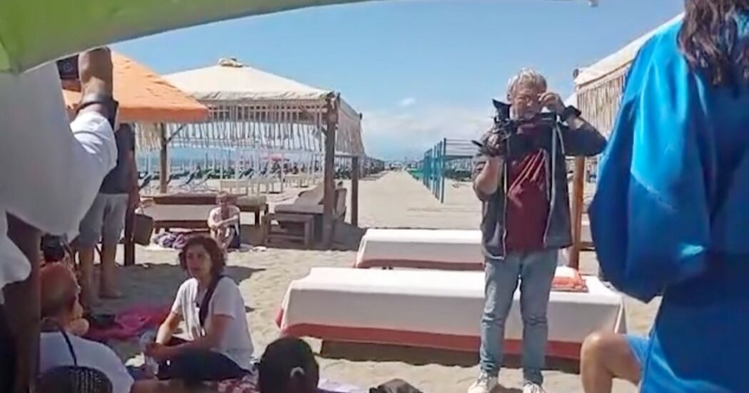 Attivisti fanno irruzione al Twiga e montano gli ombrelloni tra i lettini: “Concessione scaduta, la spiaggia è libera”. La lite con il cliente