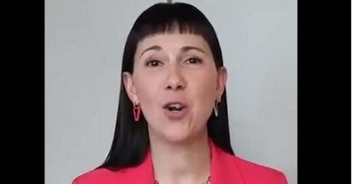 L’incredibile video della candidata leghista in Piemonte: spiega il voto disgiunto e dice di non votare Cirio. “Mettete la X sul M5S”