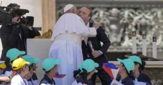 Copertina di Roberto Benigni show a San Pietro, si avvicina a Papa Francesco e dice: “Mi hanno detto di non toccarla ma le dò un bacio”