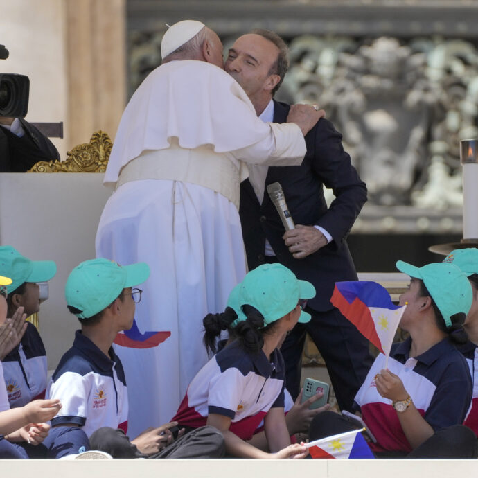 Roberto Benigni show a San Pietro, si avvicina a Papa Francesco e dice: “Mi hanno detto di non toccarla ma le dò un bacio”