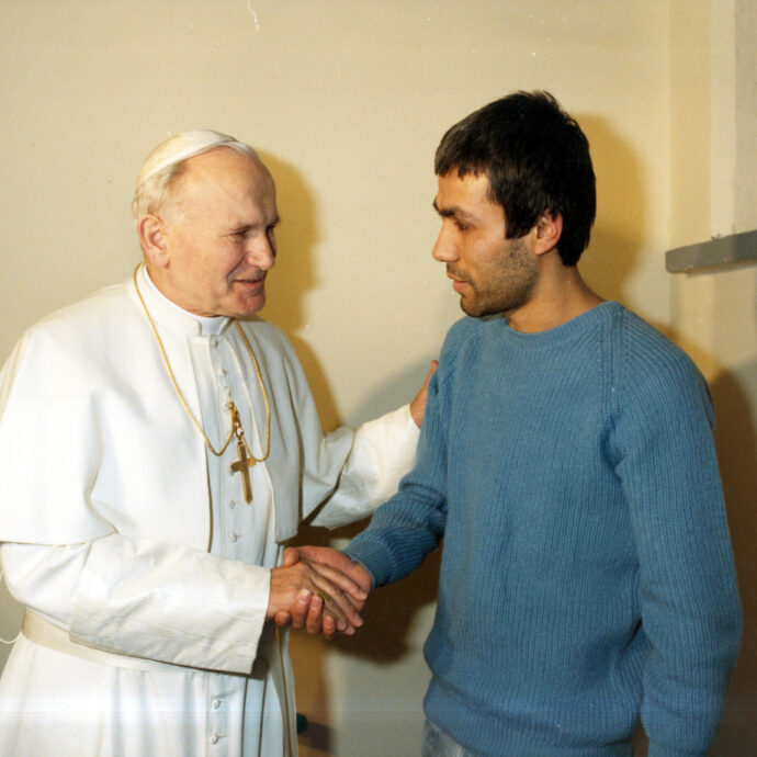 “Sto morendo, sono malato di cancro. Voglio liberarmi la coscienza e dire tutta la verità su Emanuela Orlandi”: parla Alì Agca, l’uomo che sparò al Papa