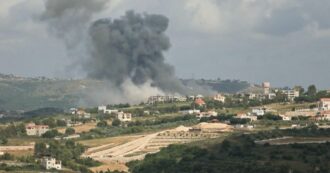 Copertina di Israele bombarda il sud del Libano: colonne di fumo si alzano dal villaggio Al-Jebbayn