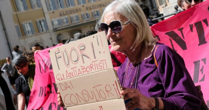Genova, “gli anti abortisti hanno offerto 100 euro a una donna perché tenesse il bambino”