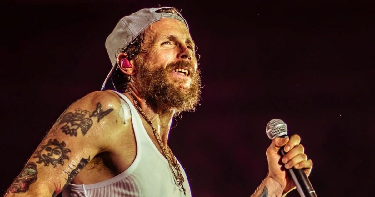 Jovanotti cambia idea e posticipa la data romana del 26 aprile come segno di rispetto per i funerali di Papa Francesco