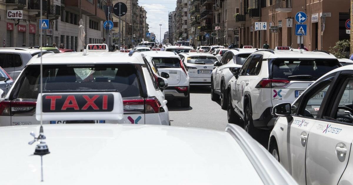 Napoli, sale su un’auto pensando fosse il taxi ma viene molestata: ragazza si lancia dal mezzo in corsa per fuggire. Arrestato 38enne