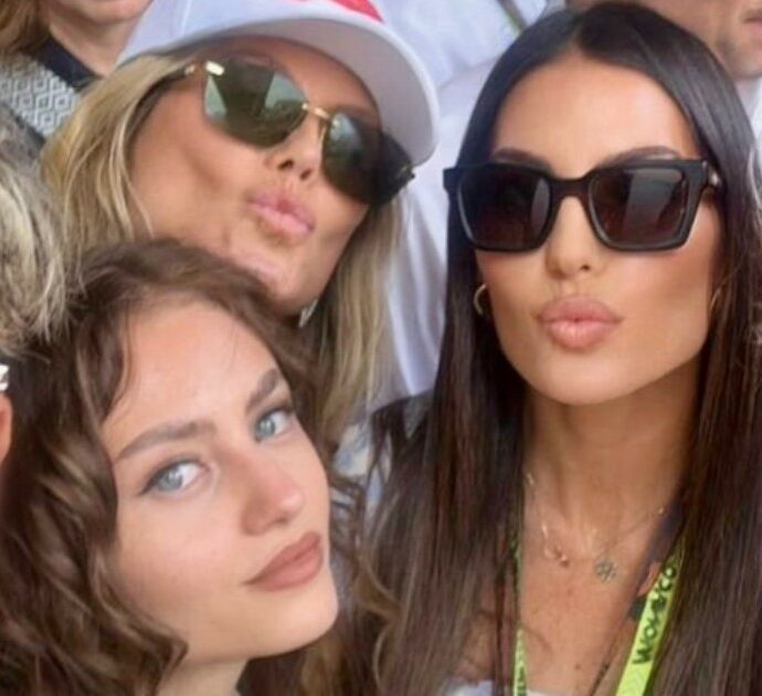 Flavio Briatore ama la famiglia allargata: riunisce tutte le ex con i figli e posta su Instagram un “Family Selfie”